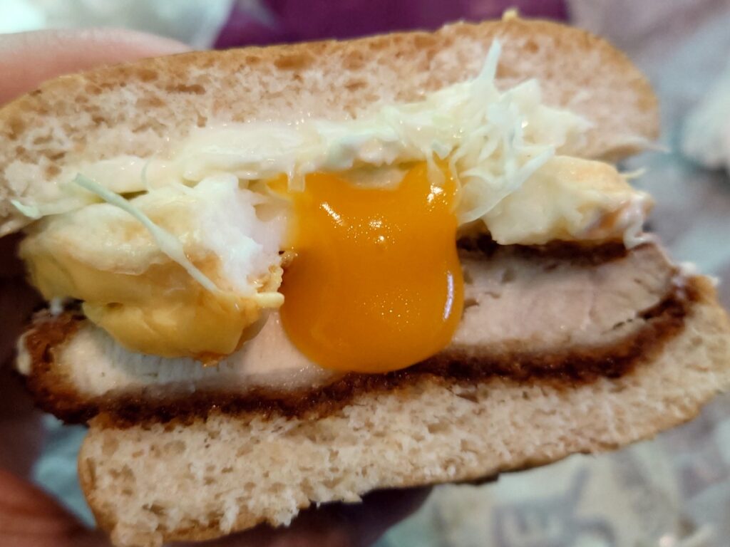 とろ～り月見チーズ和風カツバーガー　黄身は半熟
